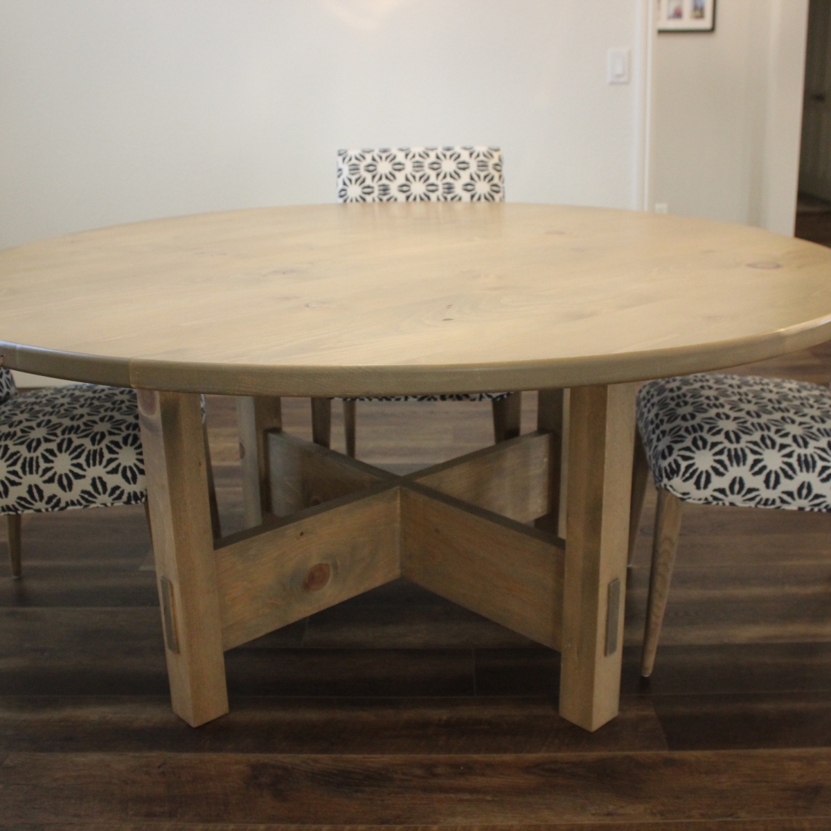 Round & Rustic: The DIY Dining Table To Step-up Your Woodworking Skills
